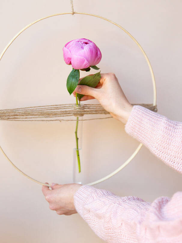 fertiges Ergebnis der DIY-Bastelanleitung für einen Blumenring mit Pfingstrose