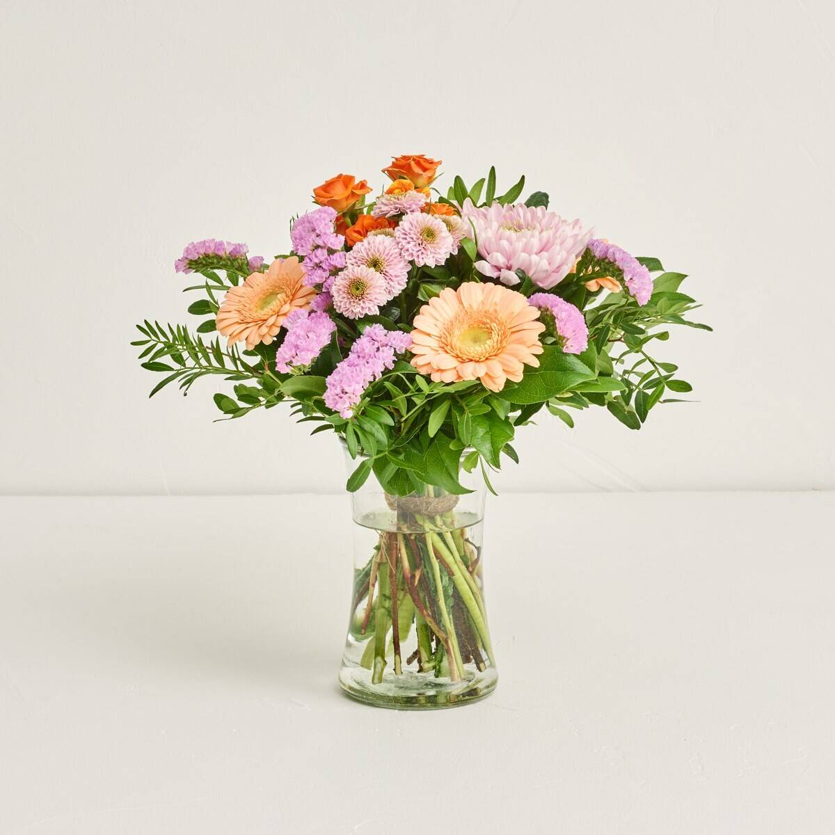 Blumenstrauß, Glasvase, Orange Pink, grünes Laub, Stämme sichtbar, Blumenstrauß, Glasvase, rosa Blumen, orange Blumen, grüne Blätter, blumen, Blumenstrauß, Glasvase, gemischte Blumen, Frühlingsfarben