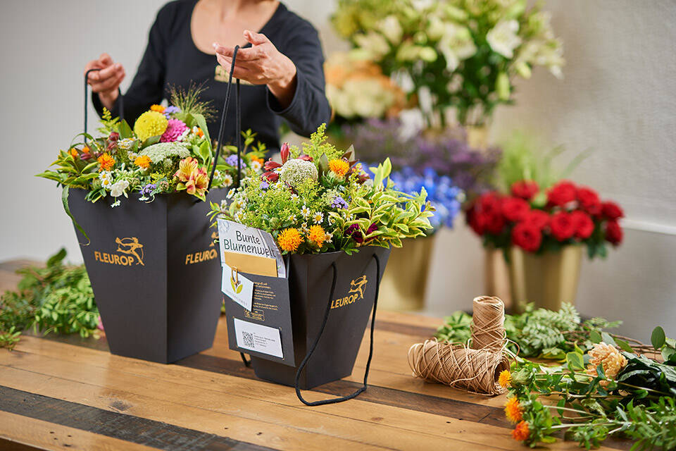 Floristin mit FlowerBag auf dem Tisch