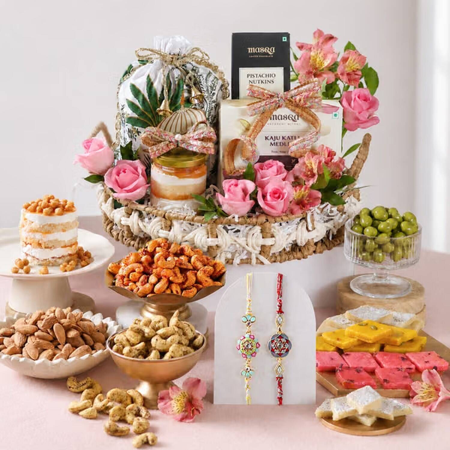 Geschenkkorb,  assortierte Snacks, Blumen, rosa Rosen, essbare Leckereien, geschenkkorb, gemischte snacks, blumen, rosa rosen, essbare süßigkeiten, Geschenkkorb, verschiedene Snacks, Blumen, rosa Rosen, Snack-Platte