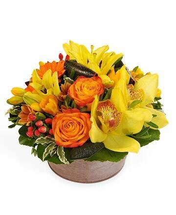 Blumenarrangement, orangefarbene Rosen, gelbe Orchideen, Blumenstrauß, Blumenkorb, Blumenarrangement, orange Rosen, gelbe Orchideen, Blumenkorb, runder Korb