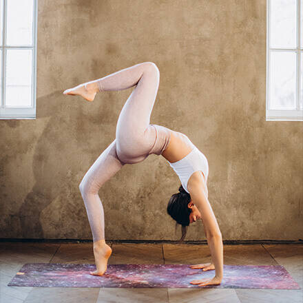 Eine Frau macht eine Yogaposition