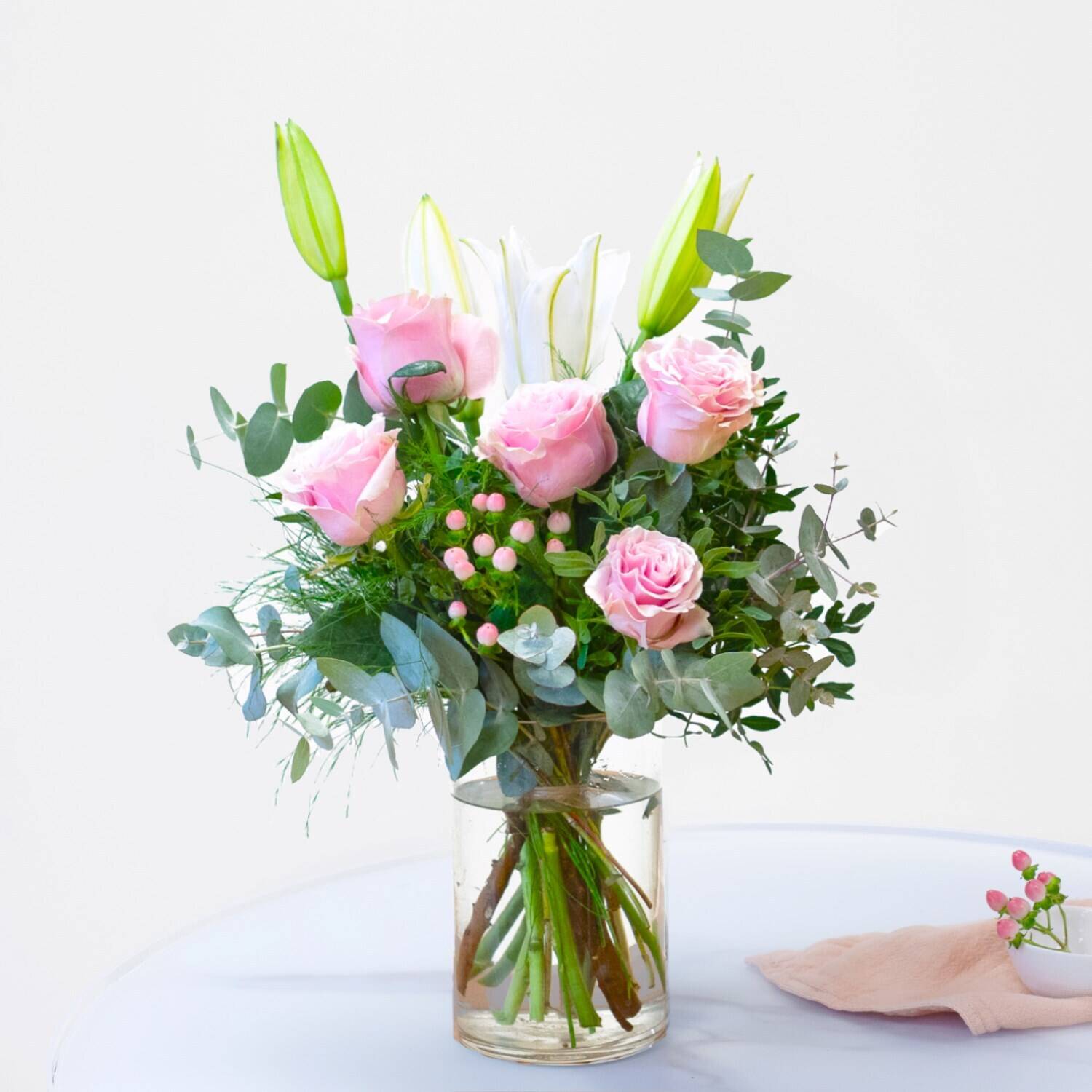Blume, Blumen-Arrangement, Blumenstrauß, Rose, Florales Design, Blume, Blumen-Arrangement, Blumenstrauß, Rose, Florales Design, Blume, Blumen-Arrangement, Blumenstrauß, Rose, Florales Design, blumenstrauß, rosa rosen, lilien, grünzeug, glasvasen
