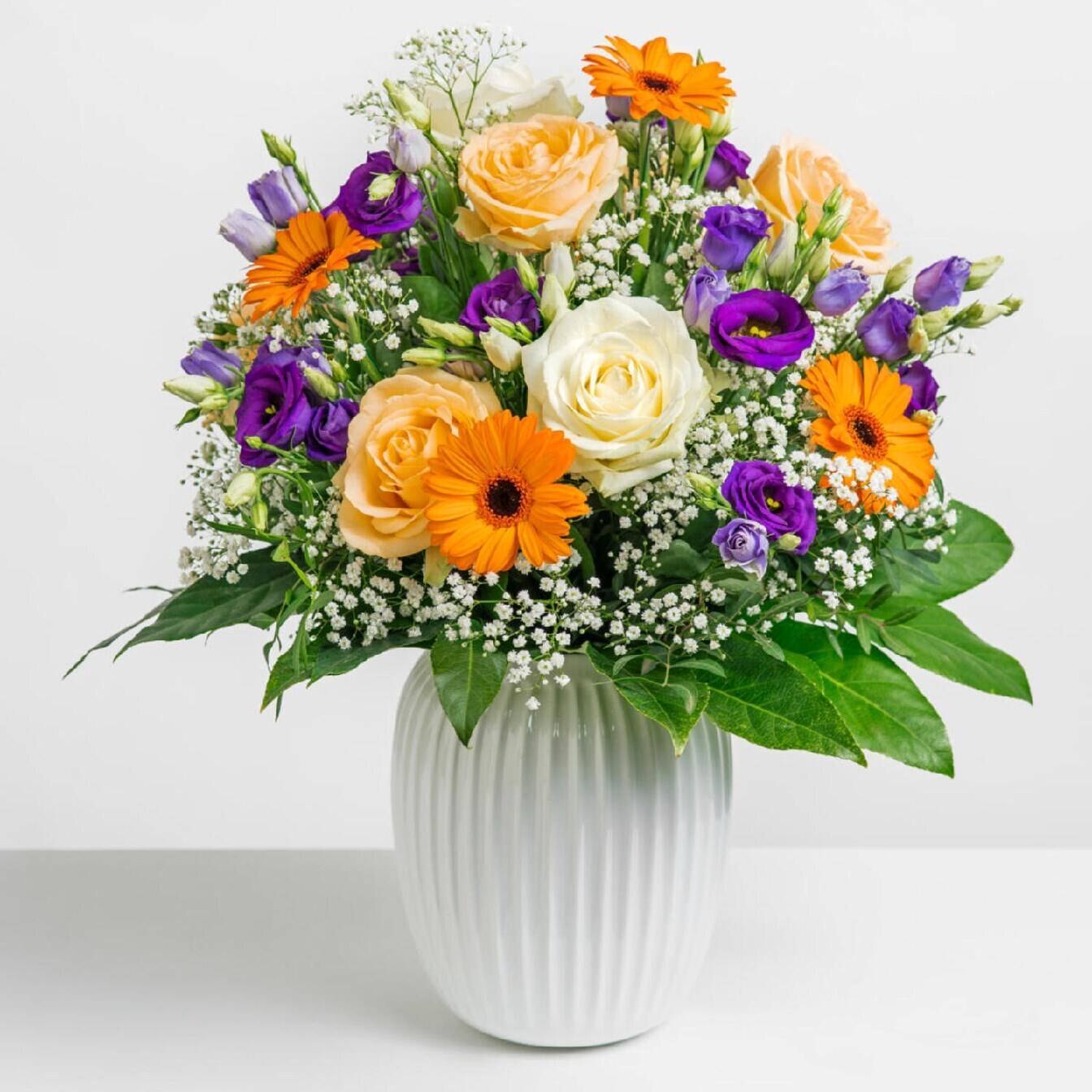 Blumenstrauß, orangefarbene Blumen, lila Blumen, weiße Vase, Grünes Laub, Blumenstrauß, Orange Gerbera, Creamrose, Lila Lisianthen, Babyblumen, weiße Vase, Blumenarrangement, blumen, strauß, vase, orange, lila