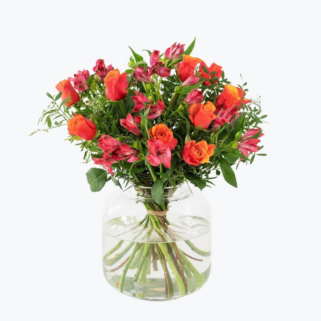 Blumenstrauß, orange Rosen, Pink-Alstroemerien, Glasvase, grünes Laub, Blumenstrauß, Blumen, Glasvase, orange Rosen, Pinke Lilien, blumensträuße, Glasvase, orange Rosen, pink Lilien, grünes Laub, blumen, sträuß, glasvase, orange, pinkfarben