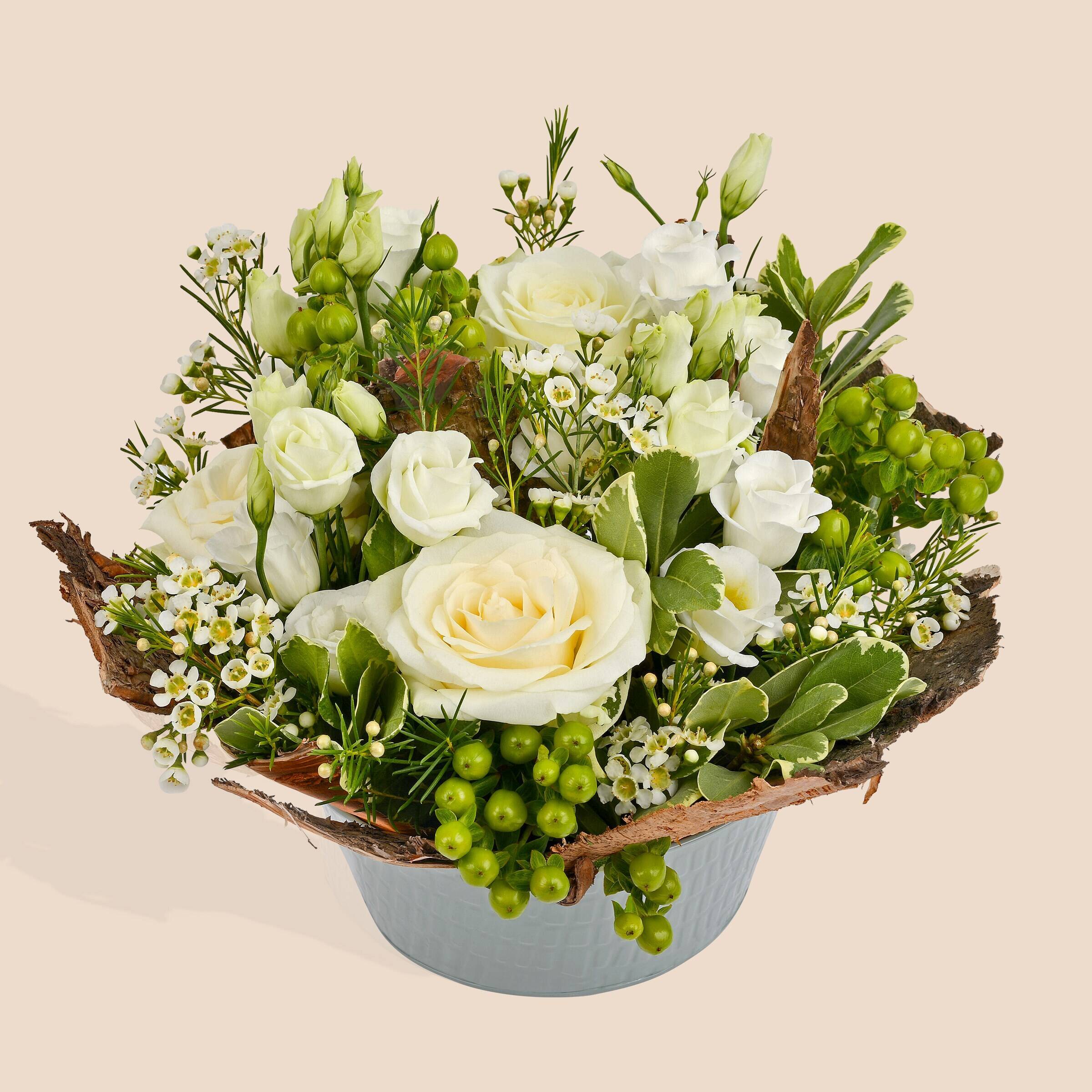 Blume, Blumen-Arrangement, Blumenstrauß, Rose, Florales Design, Blume, Blumen-Arrangement, Blumenstrauß, Rose, Florales Design, Blume, Blumen-Arrangement, Blumenstrauß, Rose, Florales Design, blumen, blumenstrauß, weiße rosen, grüne beeren, farnblätter
