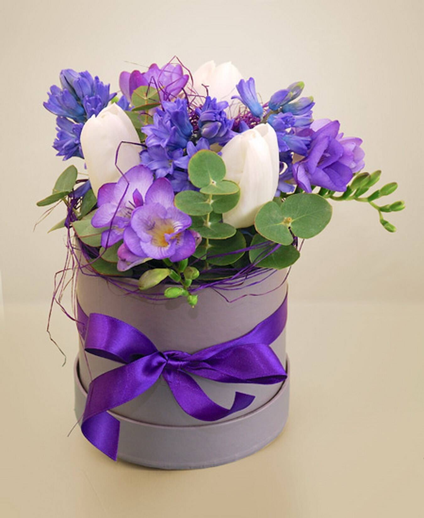 Blumenarrangement, lila Bouquet, Hutschachtel, Lilien, Grünzeug, Blumenstrauß, lila Blumen, weiße Tulpen, Geschenkkarton, Blumenstrauß als Geschenk