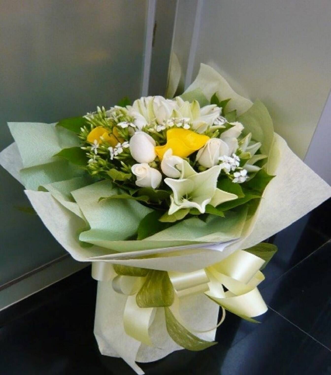 Blume, Blumen-Arrangement, Blumenstrauß, Florales Design, Muster, Blume, Blumen-Arrangement, Blumenstrauß, Florales Design, Muster, Blume, Blumen-Arrangement, Blumenstrauß, Florales Design, Muster, Blumenstrauß, Blumen, weiß-gelb, eingewickelt, Schleife