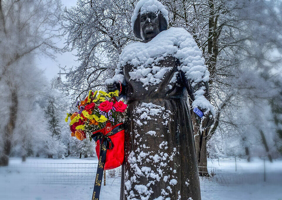 Clara Zetkin Denkmal Leipzig mit Blumen geschmückt