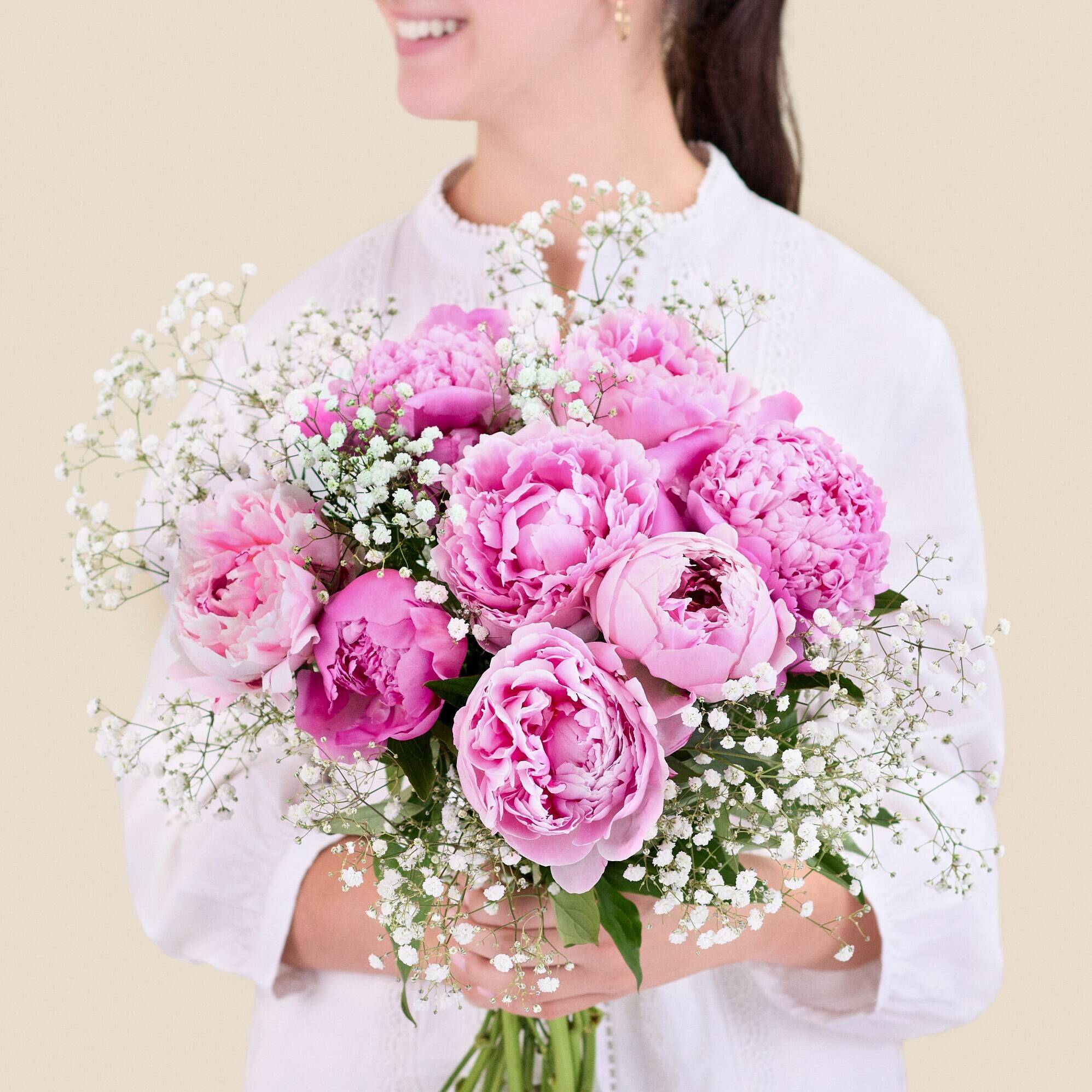 Blumenstrauß, rosa Pfingstrosen, Schleierkraut, weiße Bluse, handgehaltenes Bouquet, Brautstrauß, Rosapinke Pfingsten, Blumen, Hängeflieder, weiße Bluse