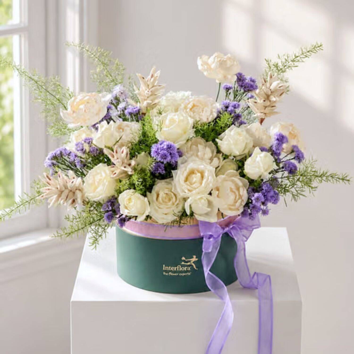 blumenkorb, blumenstrauß, cremefarbene rosen, lila akzente, hut box behälter, Blumenstrauß, creme Rosen, lila Blüten, grüne Schachtel, Geschenkarrangement, Blumenarrangement, Blumenbox, Creme Rosen, Lavendelstatice, grüne Schale