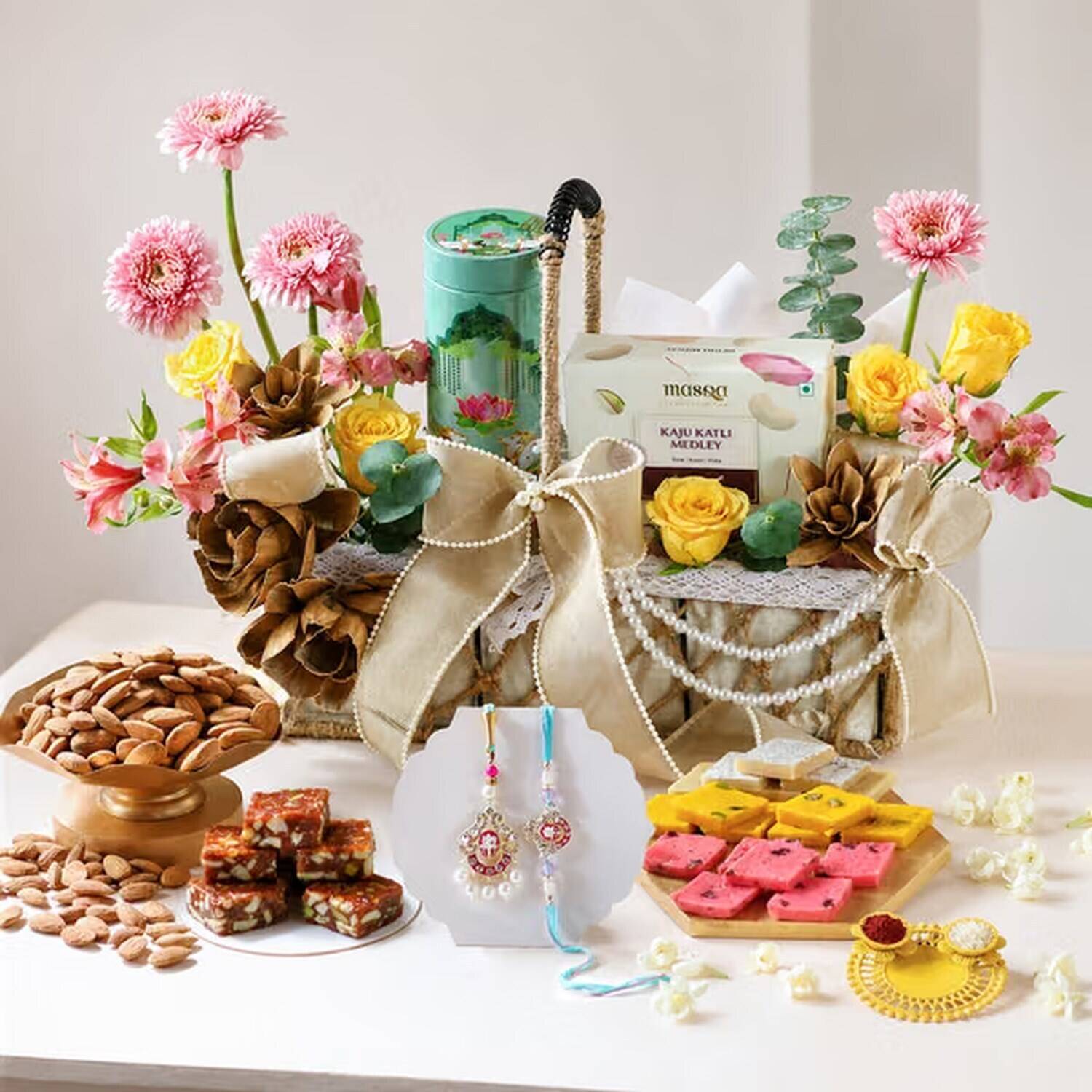 Geschenkkorb, Blumenarrangement, Mandeln, gemischte Süßigkeiten, Schmuckdisplay, Blumenarrangement, Geschenkkorb, Perlenschmuckband, Mandeln, verschiedene Süßigkeiten, blumengesteck, geschenkbox, perlribbon, mandeln, bunte süßigkeiten