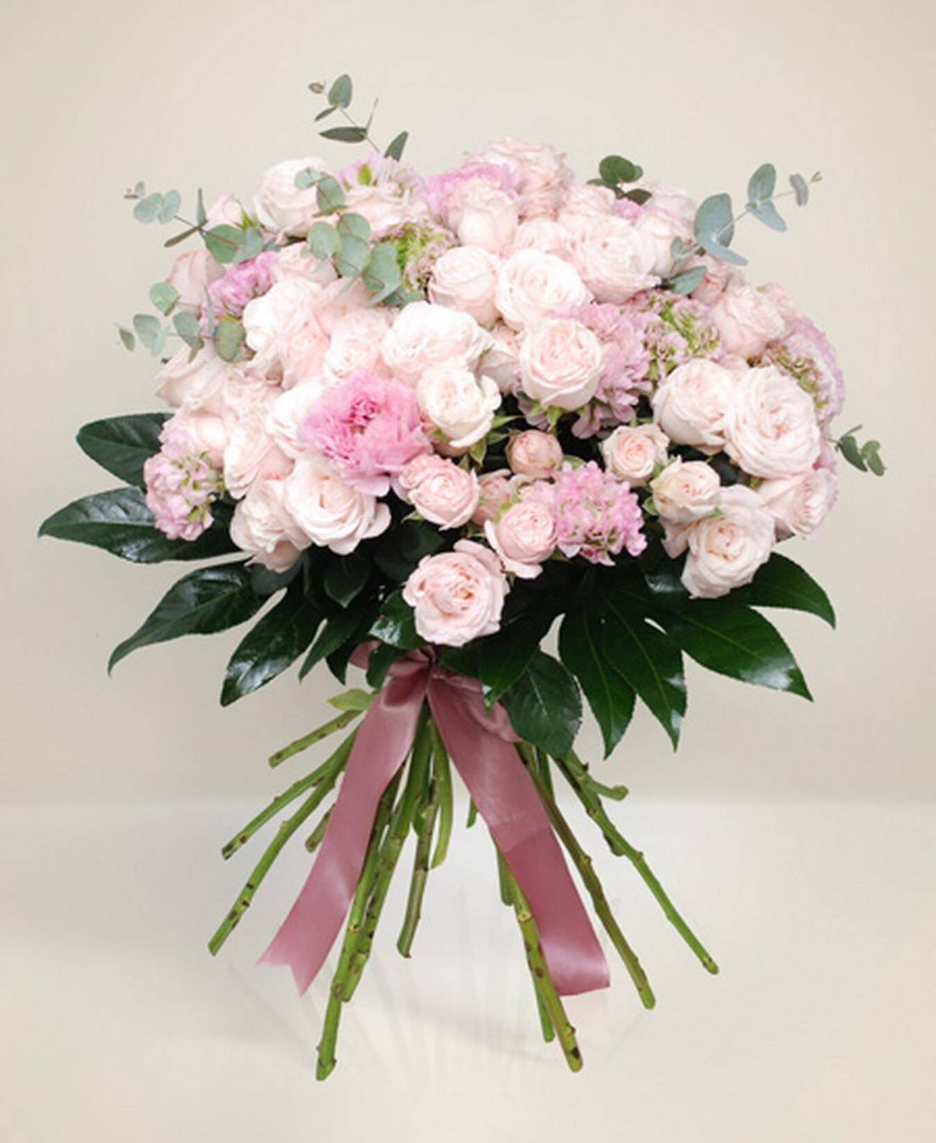 Blumenstrauß, rosa Rosen, Pfingstrosen, Grünzeug, rosa Band, Blumenstrauß, Rosen pink, Blumenarrangement, Grünes Laub, rosa Schleife