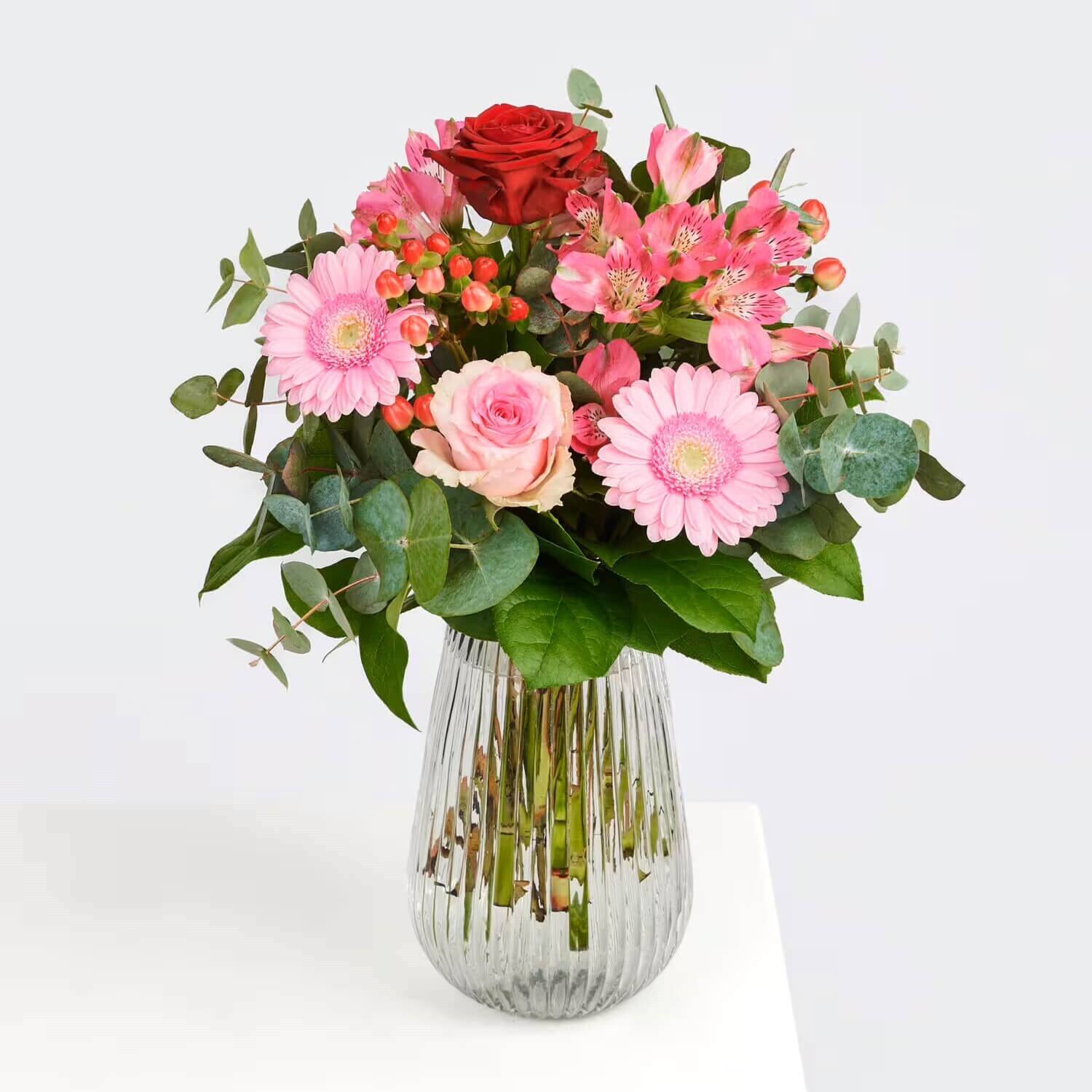 Blume, Blumen-Arrangement, Blumenstrauß, Florales Design, Rose, Blume, Blumen-Arrangement, Blumenstrauß, Florales Design, Rose, Blume, Blumen-Arrangement, Blumenstrauß, Florales Design, Rose, Blumenstrauß, rosa Blumen, Glasvase, Rosen, Grünzeug
