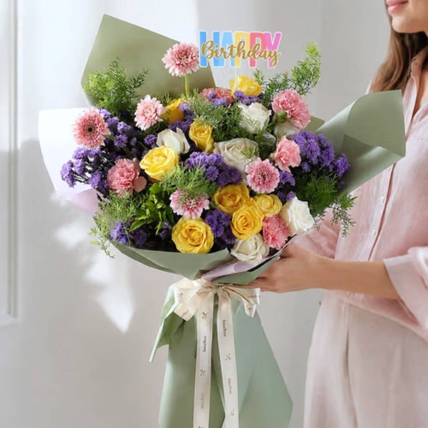 Blumenstrauß, gelbe Rosen, rosa Nelken, lila Statice, grüne Verpackung, Blumenstrauß, Blumenarrangement, Mischblumen, gelbe Rosen, Geschenkstrauß, Blumenstrauß,  Blumengruß,  gemischte Blumen,  gelbe Rosen,  Geschenkverpackung