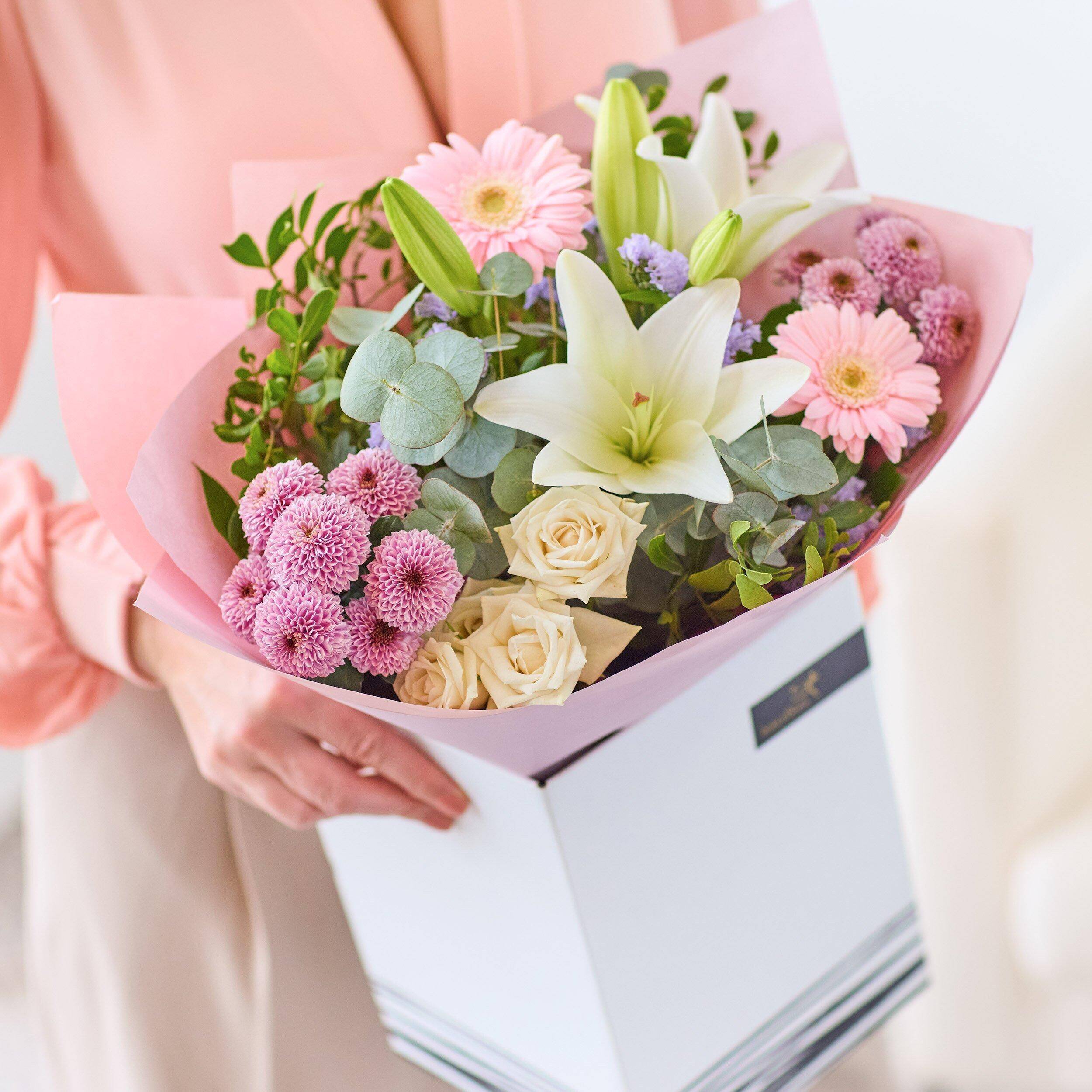 Blumenstrauß, Pinkfarben, weiße Lilien, Cremerosen, Geschenkbox, blumen, strauß, rosa, weiß, geschenk, blumenstrauß, pinkes bouquet, lilien, rosen, geschenk, Blumenstrauß, pinken Blumen, weiße Lilien, cremefarbene Rosen, Geschenksbox