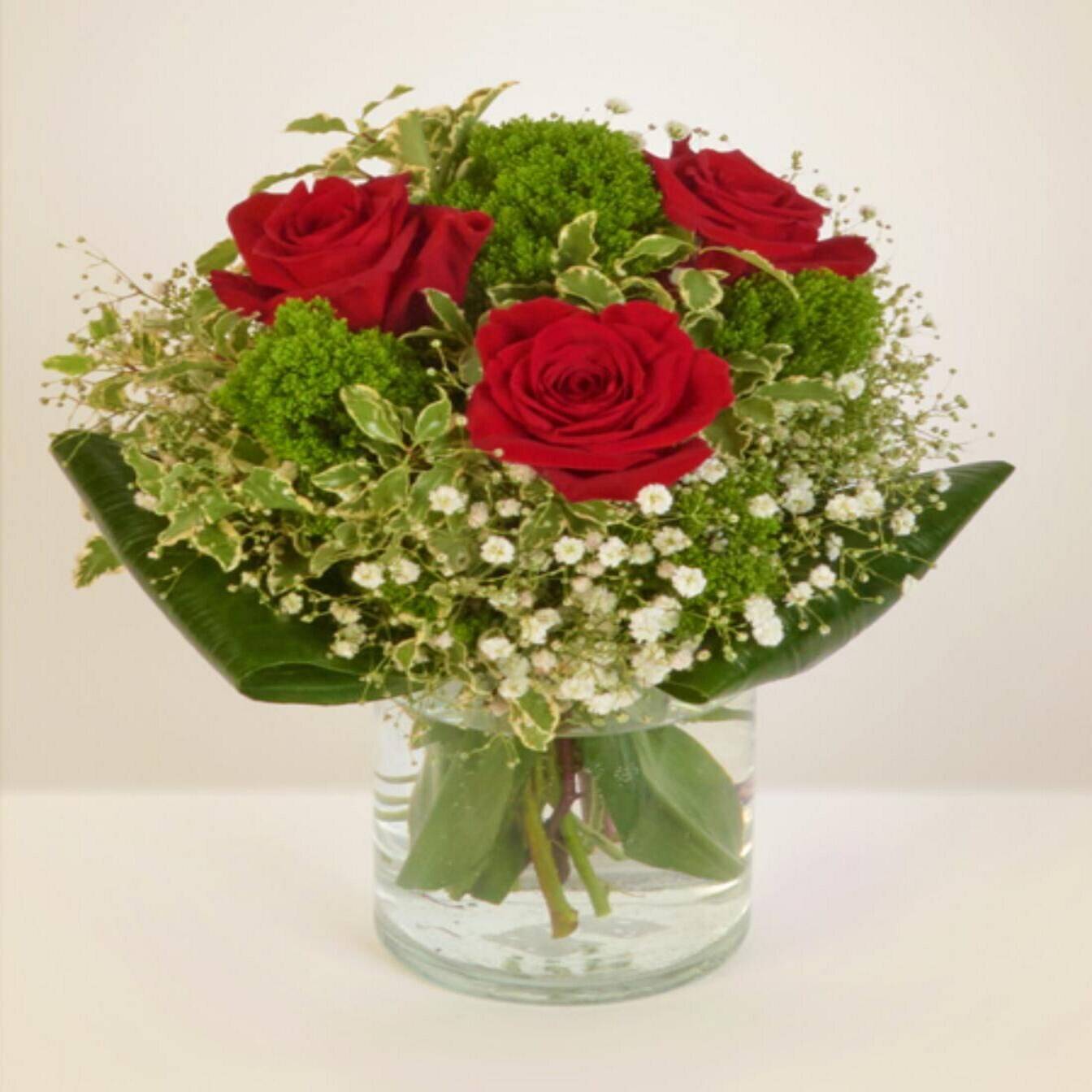 rote Rosen, Blumenstrauß, grünes Laub, Baby-Breath, Glasvase, Blumenstrauß,  rote Rosen, grünes Laub, Baby-Breath, Glasvase, rote Rosen, Blumenstrauß, grüner Füller, Hahnenkraut?, Hochzeit?