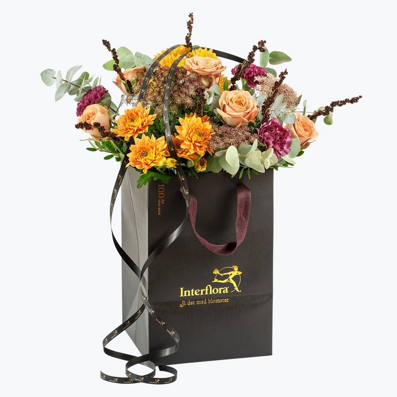 Blume, Blumen-Arrangement, Blumenstrauß, Rose, Florales Design, Blumenstrauß, orange Rosen, gelbe Dahlien, Papiertüte, Geschenkarrangement, Blumenstrauß, orangerosen, gelbe Blüten, gemischtes Grün, Geschenktüte