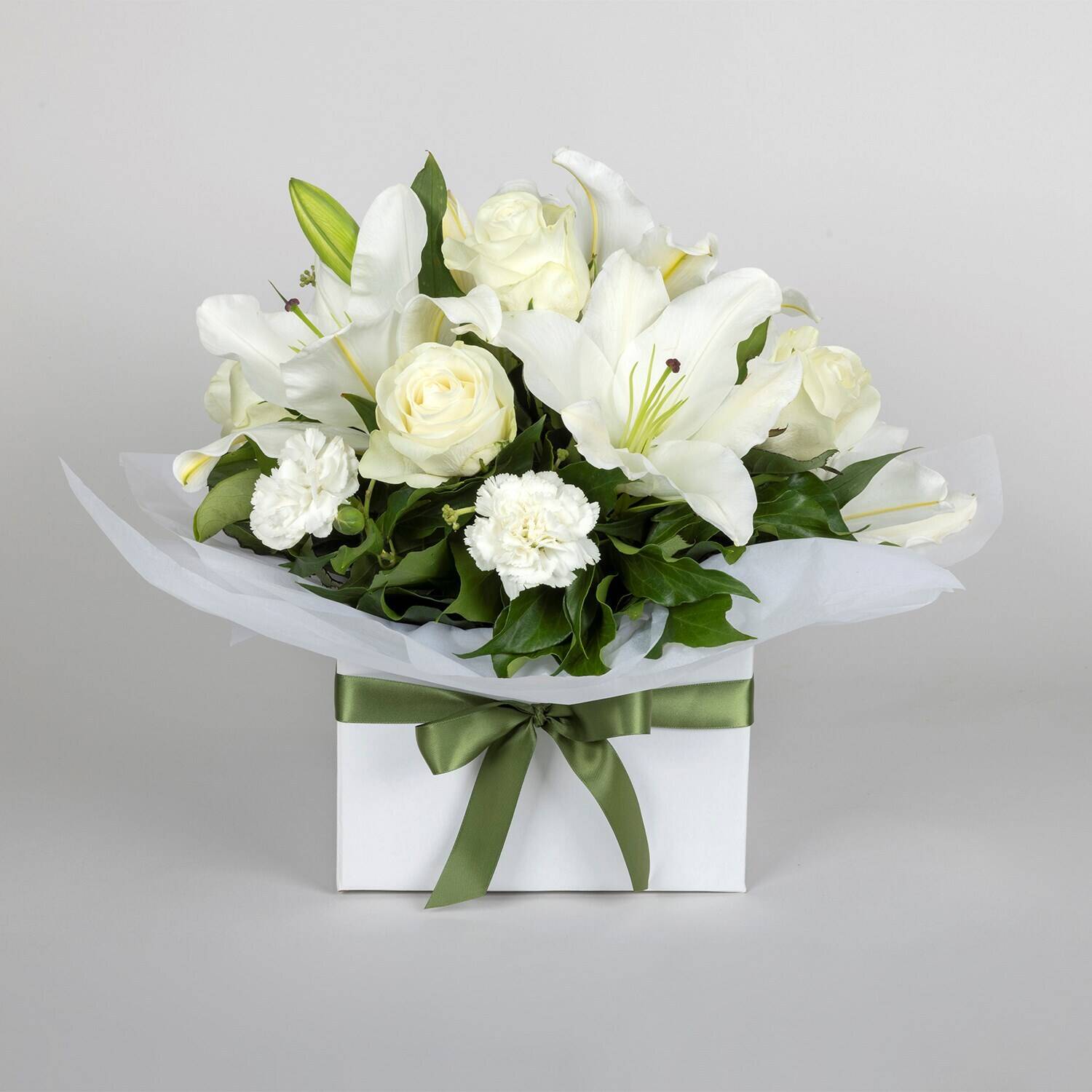 Blume, Blumen-Arrangement, Blumenstrauß, Rose, Florales Design, Blume, Blumen-Arrangement, Blumenstrauß, Rose, Florales Design, Blume, Blumen-Arrangement, Blumenstrauß, Rose, Florales Design, weiße Blumen, Blumenstrauß, Geschenkbox, Lilien, Rosen