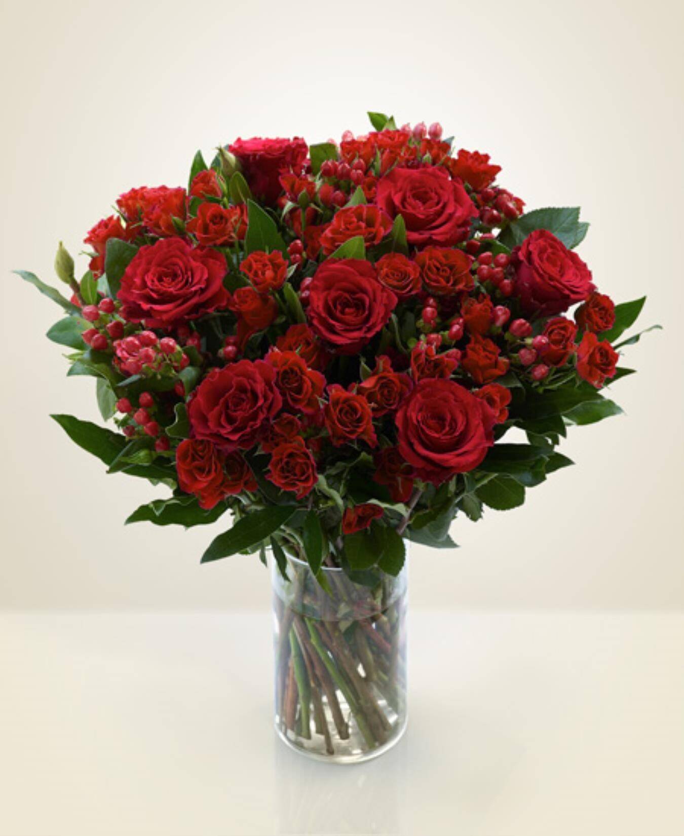 rote rosen, rosenstrauß, glasvase, blumenarrangement, grüne stiele, rote rosen, rosenstrauß, blumenarrangement, glasvase, grüne stiele, rote rosen, rosensträußchen, lange rote rosen, glasvase, blumengebinde