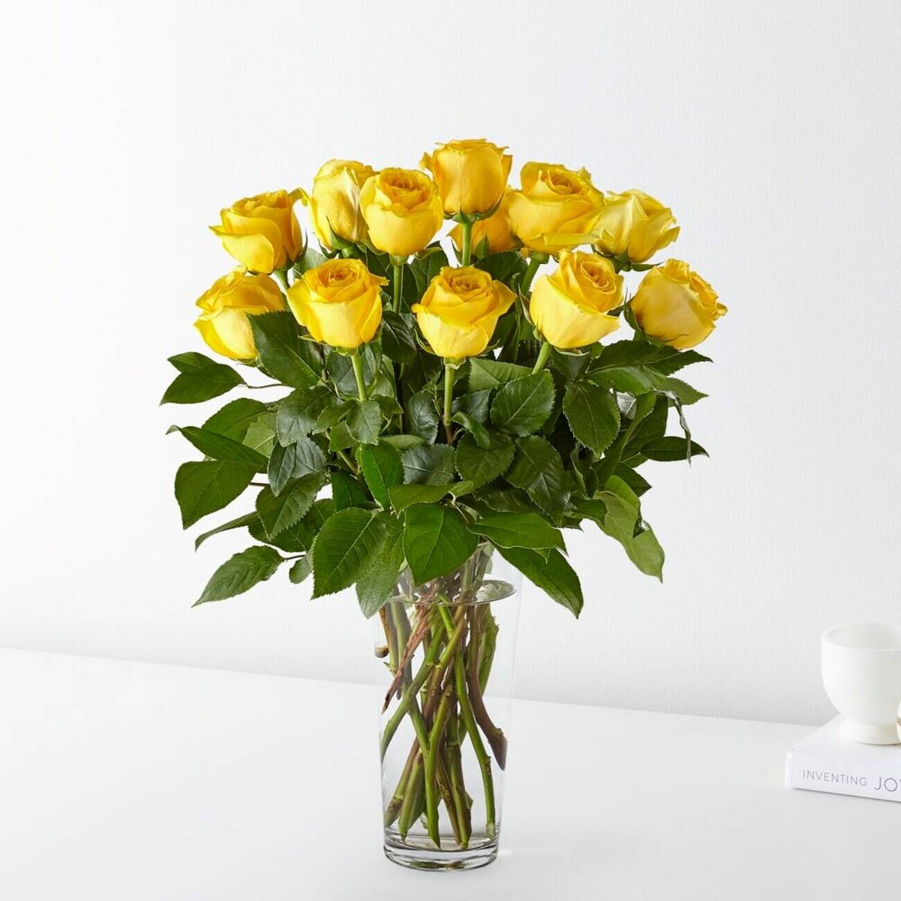 gelbe Rosen, Rosenstrauß, Glasvasen, grüne Blätter, Blumenarrangement, gelbe Rosen, Rosenstrauß, Glasvase, grüne Blätter, Blumenarrangement, gelbe Rosen, Rosenstrauß, frisch geschnitten, Glasvase, grüne Stiele