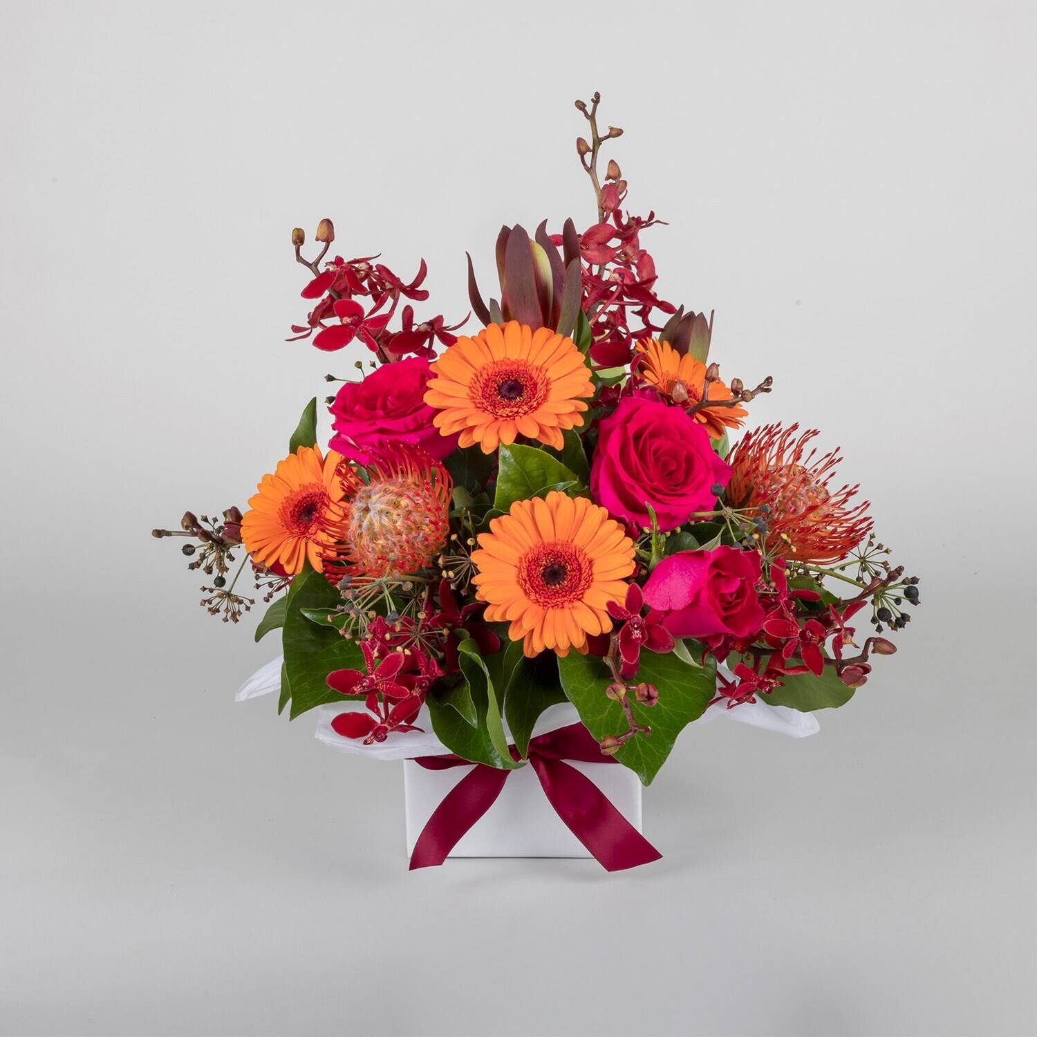 Blumenstrauß, orangefarbene Gerbera, rosa Rosen, rote Orchideen, weiße Geschenkbox, Blumenarrangement, orange Gerbera, rosa Rosen, rote Orchideen, weiße Geschenkbox, Blumenarrangement, orange Gerbera, pinke Rosen, rote Orchideen, weiße Geschenkschachtel