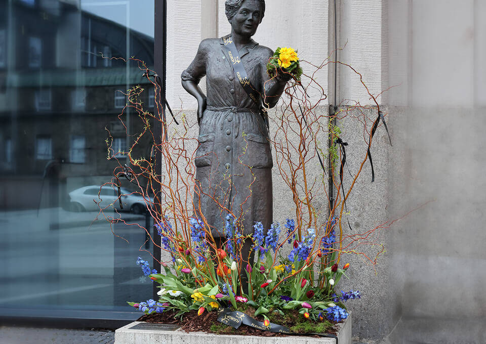 Heidi Kabel Denkmal Hamburg mit Blumen geschmückt