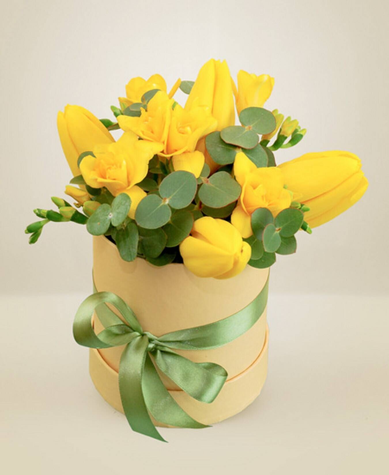 gelbe tulpen, Blumenstrauß, grünes Laub, Geschenksbox, Dekorationsarrangement, gelb, Tulpen, Blumenstrauß, runder Geschenkkarton, grünes Band