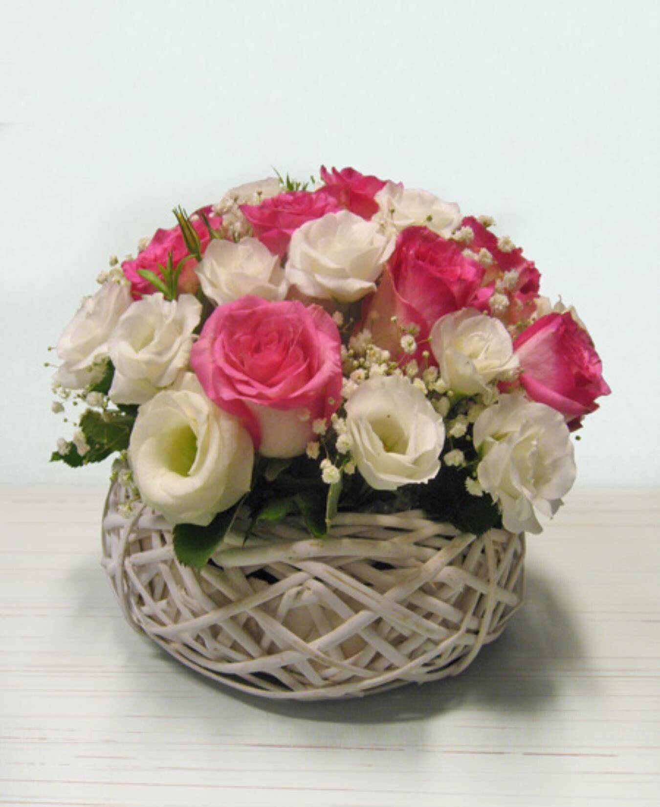 Blumenstrauß, rosa-weiße Rosen, Weidenkorb, Blumengesteck, Babyblumen, Blumenstrauß, Pink-weiße Rosen, Korb, Blumengesteck, Schleierkraut, Blumenstrauß, rosa-weiße Rosen, gewebter Korb, Blumenanordnung, Baby-Breath