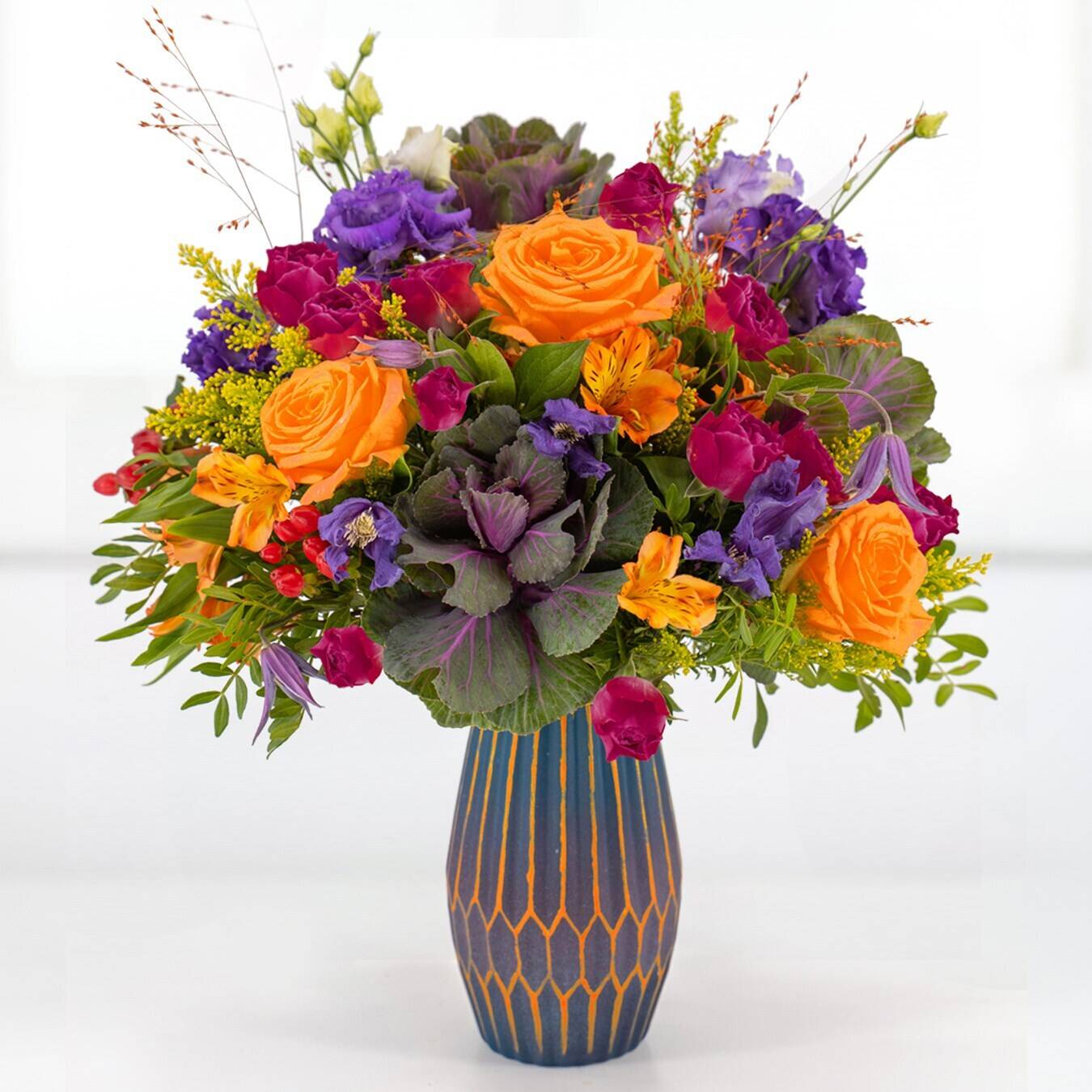 Blume, Blumen-Arrangement, Blumenstrauß, Rose, Florales Design, Blume, Blumen-Arrangement, Blumenstrauß, Rose, Florales Design, Blume, Blumen-Arrangement, Blumenstrauß, Rose, Florales Design, Blumenstrauß, orange Rosen, lila Blumen, grünes Laub, Vase