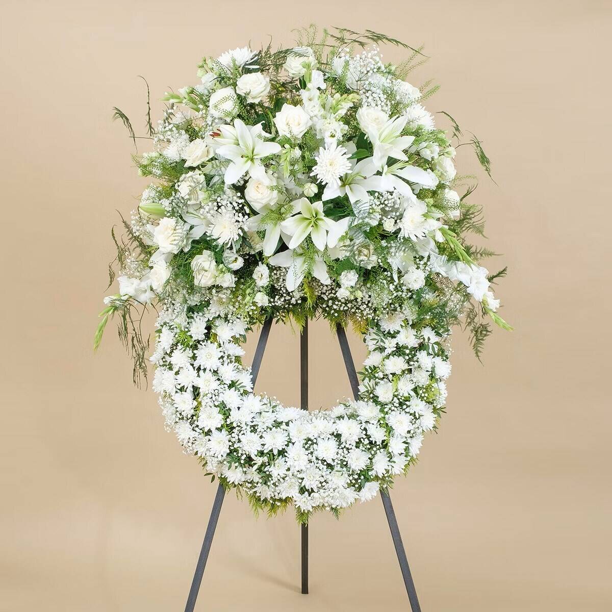 Blumenkranz, weiße Blumen, Trauerkranz, Blüten arrangement, Grünes Laub, Blumenkranz, weiße Blumen, Trauerkranz,  floraleAnordnung, Standetagel, Blumenkranz, weiße Blumen, Trauerarrangement, Blumenständer, Grünzeug