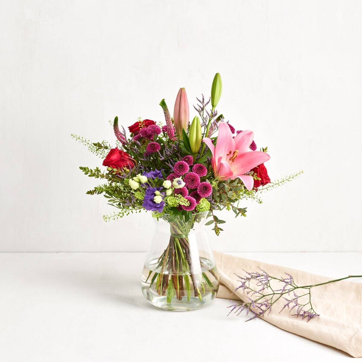 blumenstrauß, bunte blumen, rosa lilies, rote rosen, glasvase, blumenbouquet, pinklilie, rote rose, lila chrysantheme, glasvase, Blumenstrauß, Blumenanordnung, pinklilie, Rosen, bunte Blumen