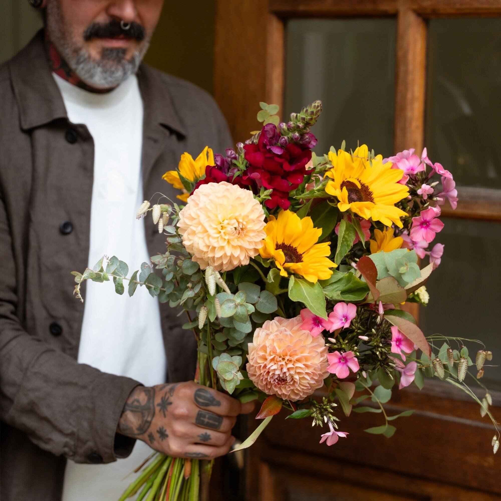 Blumenstrauß, Blumen, Sonnenblumen,  Dahlien, gemischtes Blütenarrangement, blumenstrauß, blumen, sonnenblume, dahlien, grünzeug, Blumen, Blumenstrauß, Sonnenblumen, Pfirsich-Dahlien, rote Blüten, Blumen, Bouquet, Sonnenblumen,  Dahlien,  gemischte Blüten