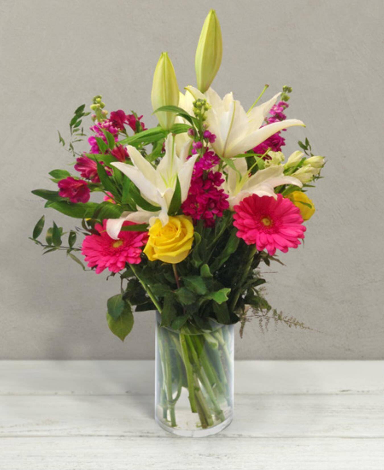 Blumenarrangement, Blumenstrauß, Lilien, Rosen, Pink, Blumenstrauß, weiße Lilien, gelbe Rose, pinkes Chrysanthemum, Glasvase