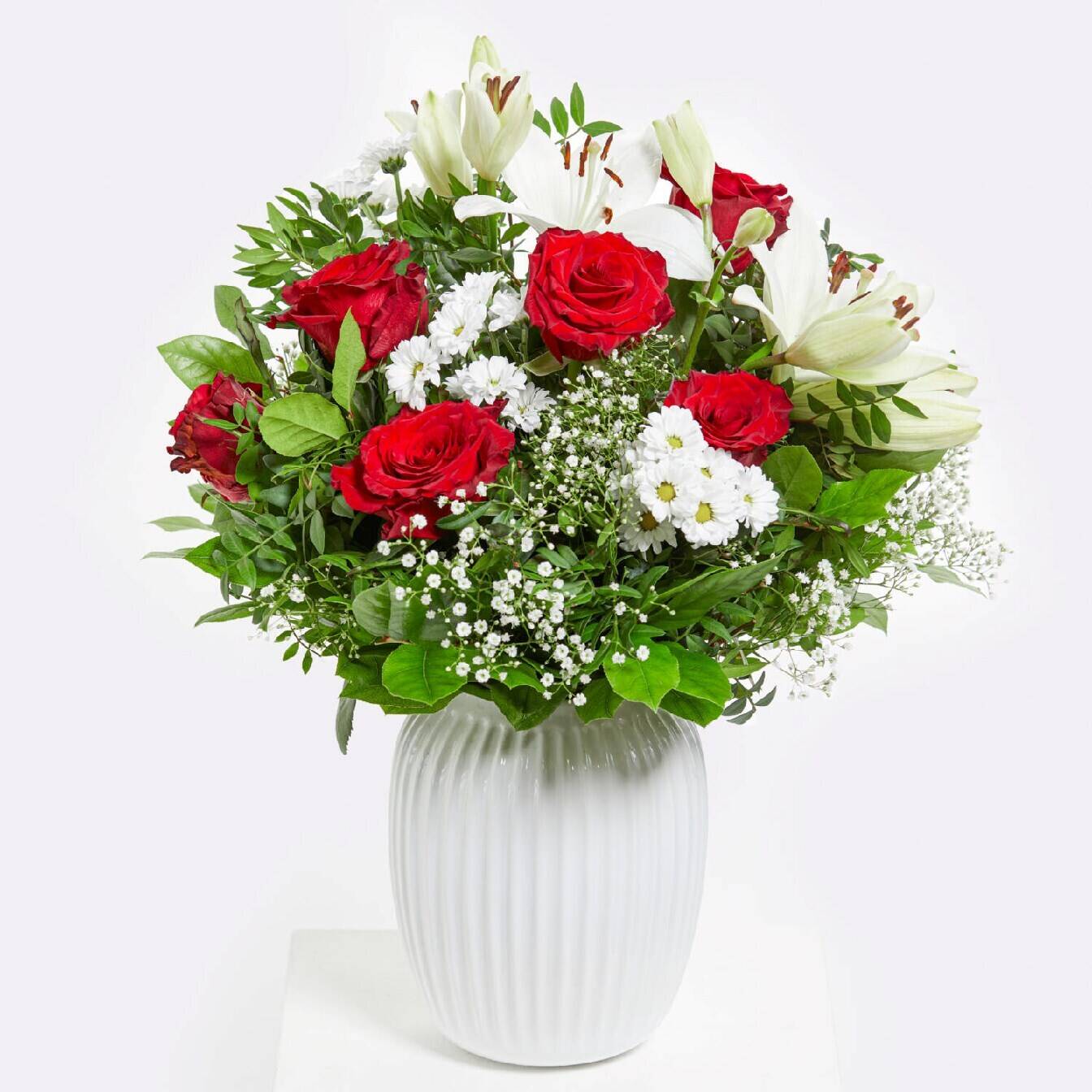 rose, blumen, blumenstrauß, vase, weiße vase, blumen, blumenstrauß, rote rose, lilien, baby-breath, grünzeug, weiße vasen, blumenarrangement, rosen, lilien, füchserbsen?, weiße vase, blumen, blumenstrauß, rote rosen, weiße lilien, grünes blattwerk
