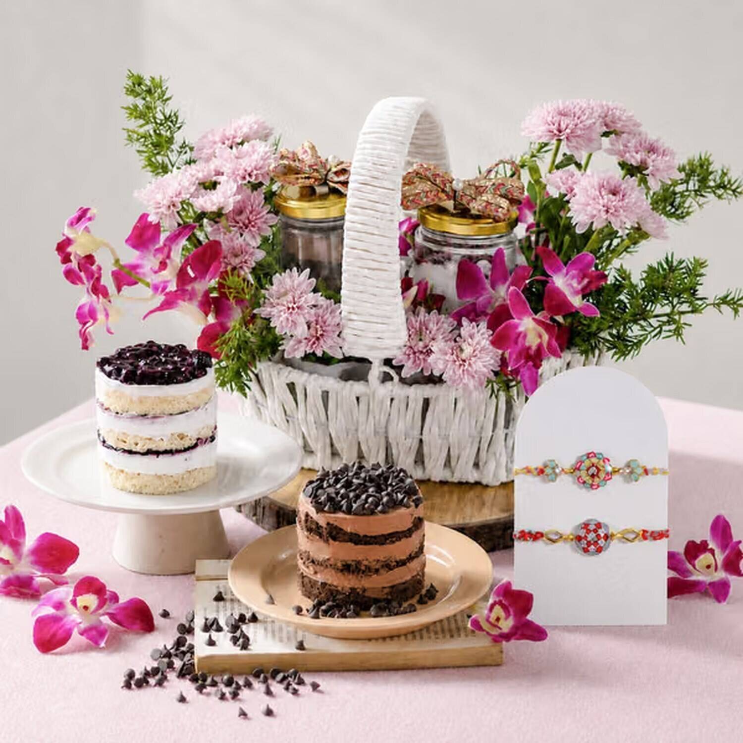 Blumenkorb, Kuchen, Nachspeise, Schmuckdisplay, Fondant, Kuchen, Nachspeise, Schokolade, Blumen, Korb, Blumenkorb, Weinjars, Schmuckauslage, rosa Blumen, Dessertteller, Blumenkorb, Holzkorb, Schmuckdisplay, Kuchenteller, Dessertplatte