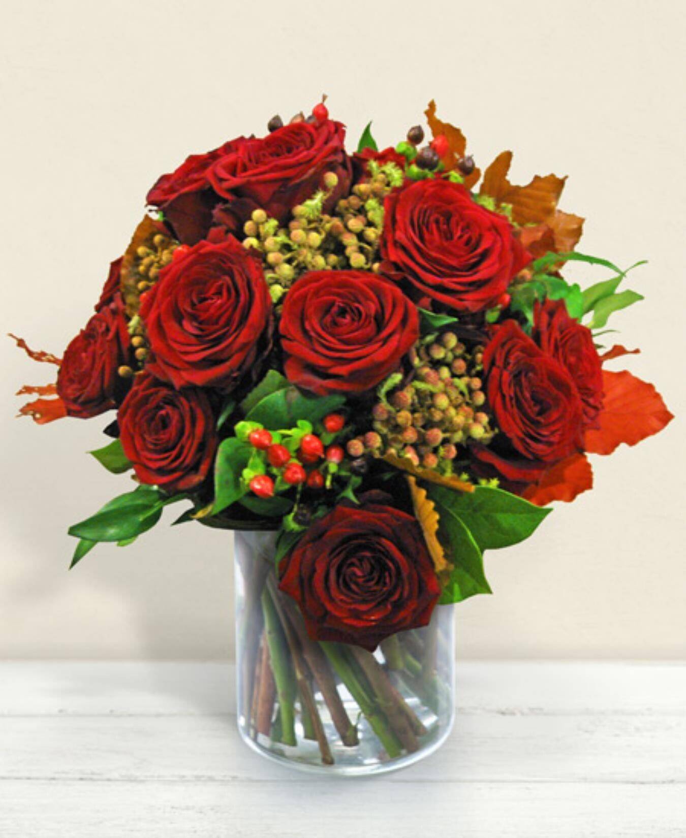 rote rosen, Blumenstrauß, Blütenanordnung, Vase aus Glas, Stiele sichtbar, rote Rosen, Blumenstrauß, Glasvase, grüne Blätter, Florale Anordnung, rosen, blumenstrauß, rot, blumen, glasvase