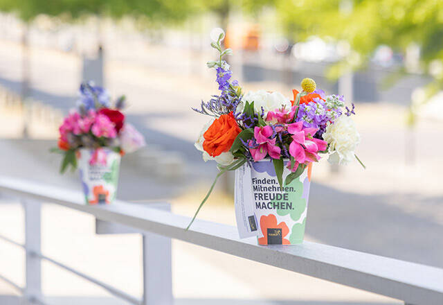 Blumensträußchen im Becher