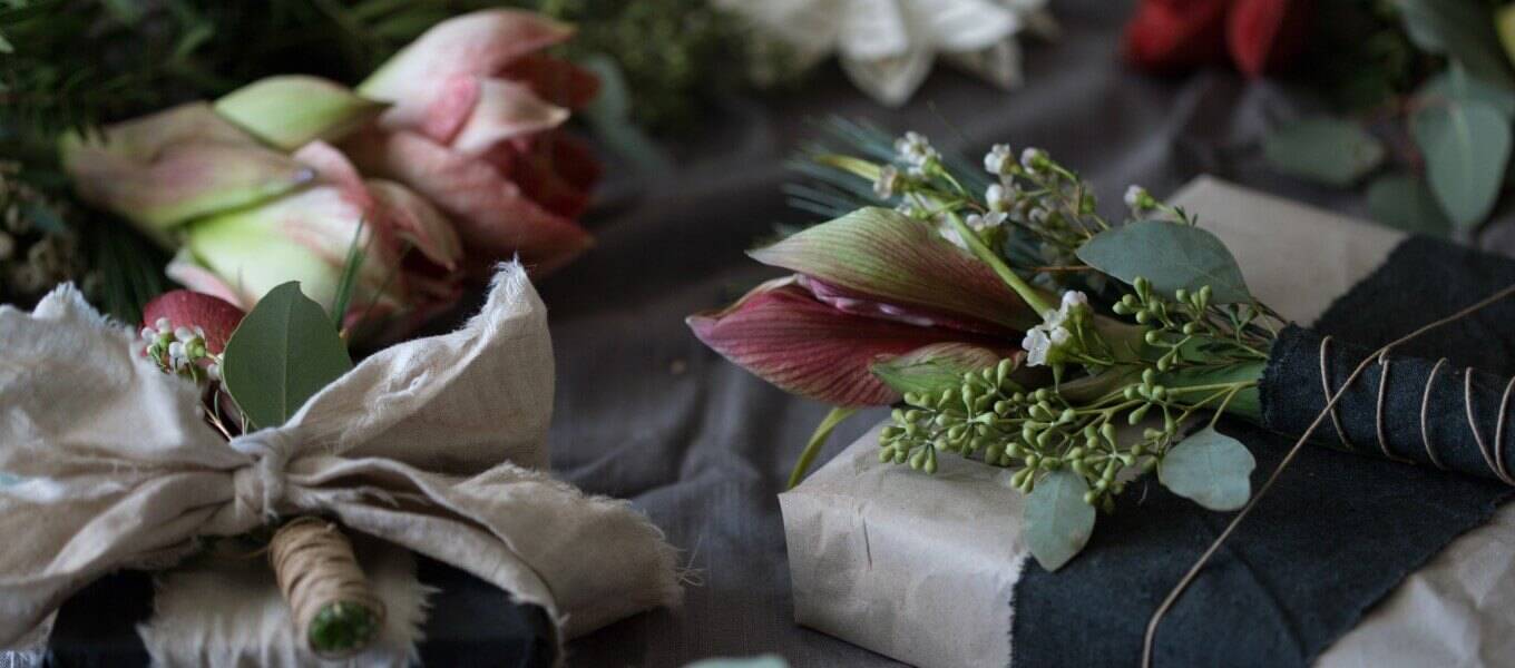 verschiedenene Geschenkverpackungen, u. a. dekoriert mit Amaryllis