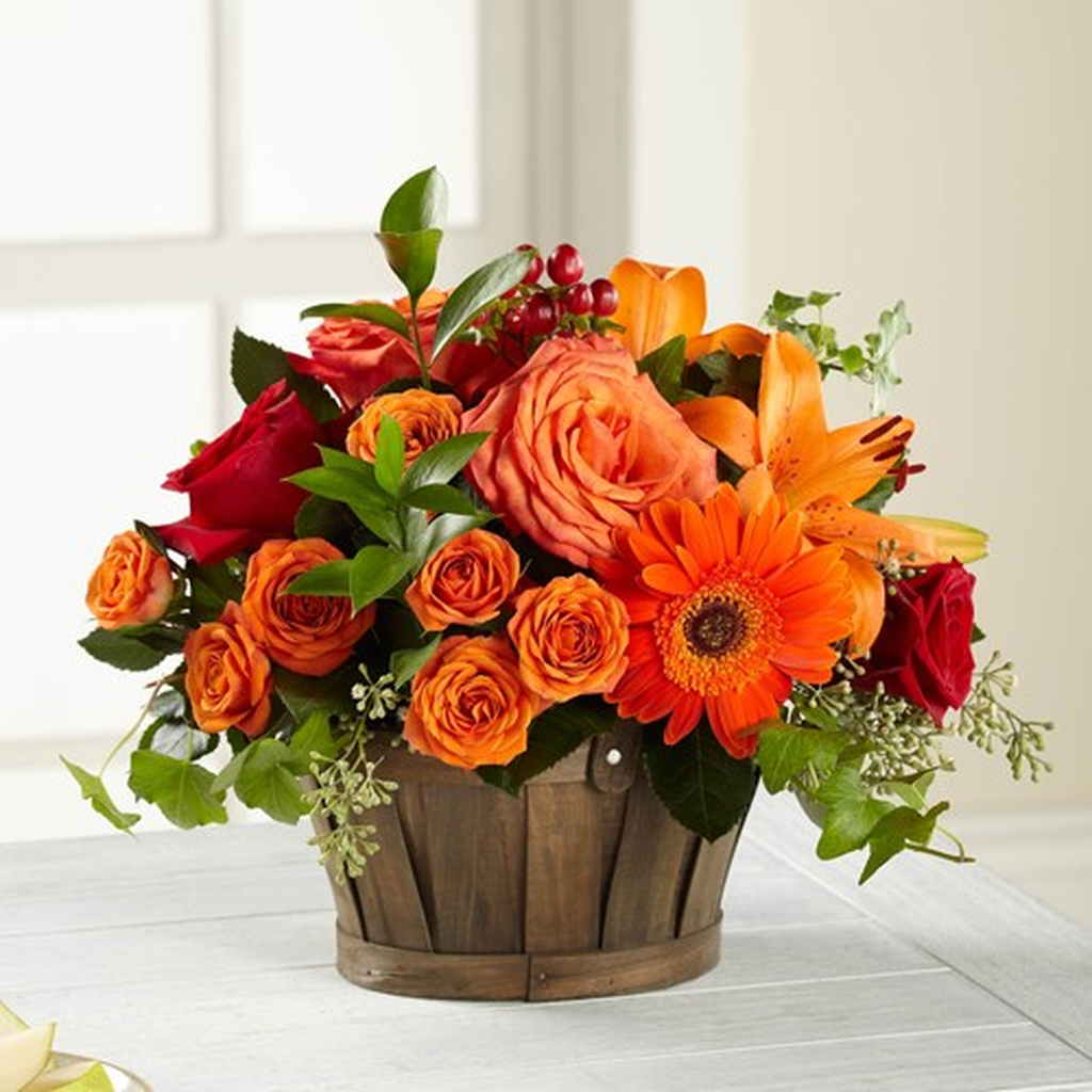 Blumenstrauß, Orangene Rosen, Oranger Gerbera, Holzkorb, Grünpflanzen, Blumenstrauß, orange Rosen, orange Gerbera, Korbbehälter, Grünzeug