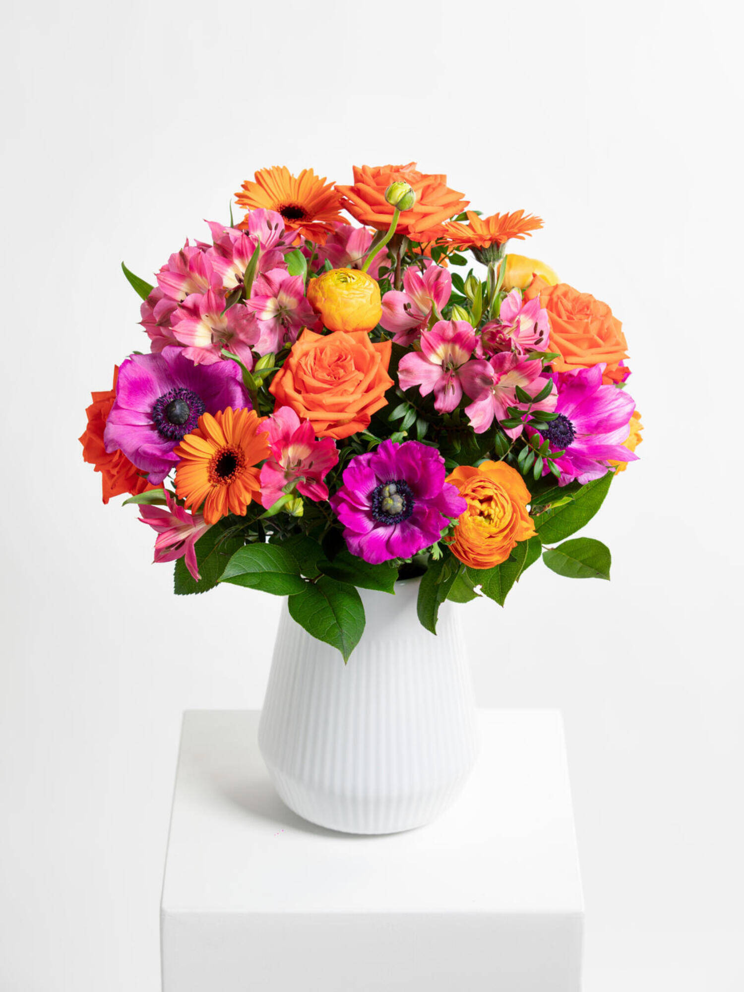Erste Sonnenstrahlen - Hauptblüte: Alstromerien, Germini, Ranunkeln, Rosen - Hauptfarbe: Orange, Pink
