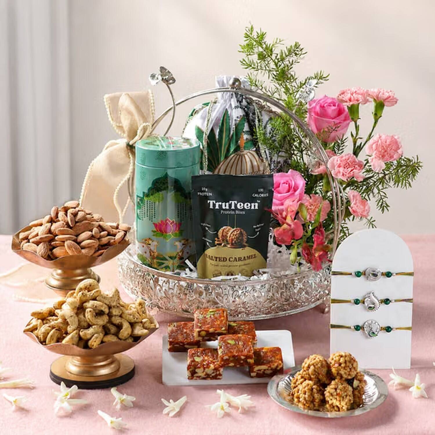 mandeln, snack-platte, gemischte nüsse, geschenkkorb, genussmittel, gemischte-snacks, mandeln, nuss-platte, geschenk-korb, blumen-arrangement, verschiedene Nüsse, Mandeln, Snack-Mix, Protein?, Geschenkkorb