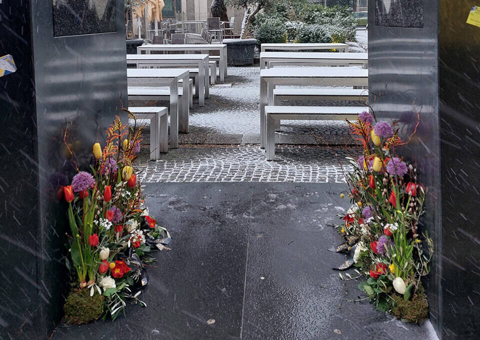 Lasker-Schüler Denkmal Wuppertal mit Blumen geschmückt