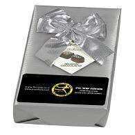 silbern, Geschenkbox, Schleife, Schachtel, Bindeband, Geschenkbox, Silbernes Band, Box mit Schleife, Silberfarbe, Kartenanhänger, geschenkbox, silbernes band, silberner karton, verpackt, kartenanhänger