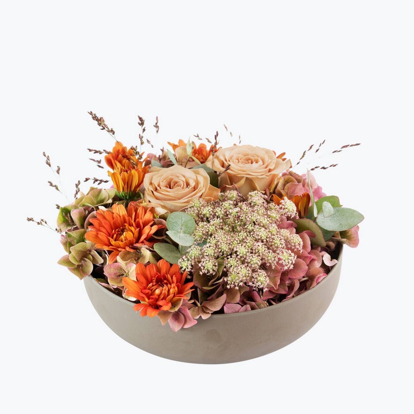Blumenarrangement, Bouquet, Pfirsichfarbene Rosen, orangefarbene Blumen, graue Schale, Blumenstrauß, Pfirsichrosen, orangefarbene Blüten, Hydrangea, Schale Arrangement, blumenstrauß, Pfirsichrosen, orangefarbene blumen, grünpflanzen?, grünzeug