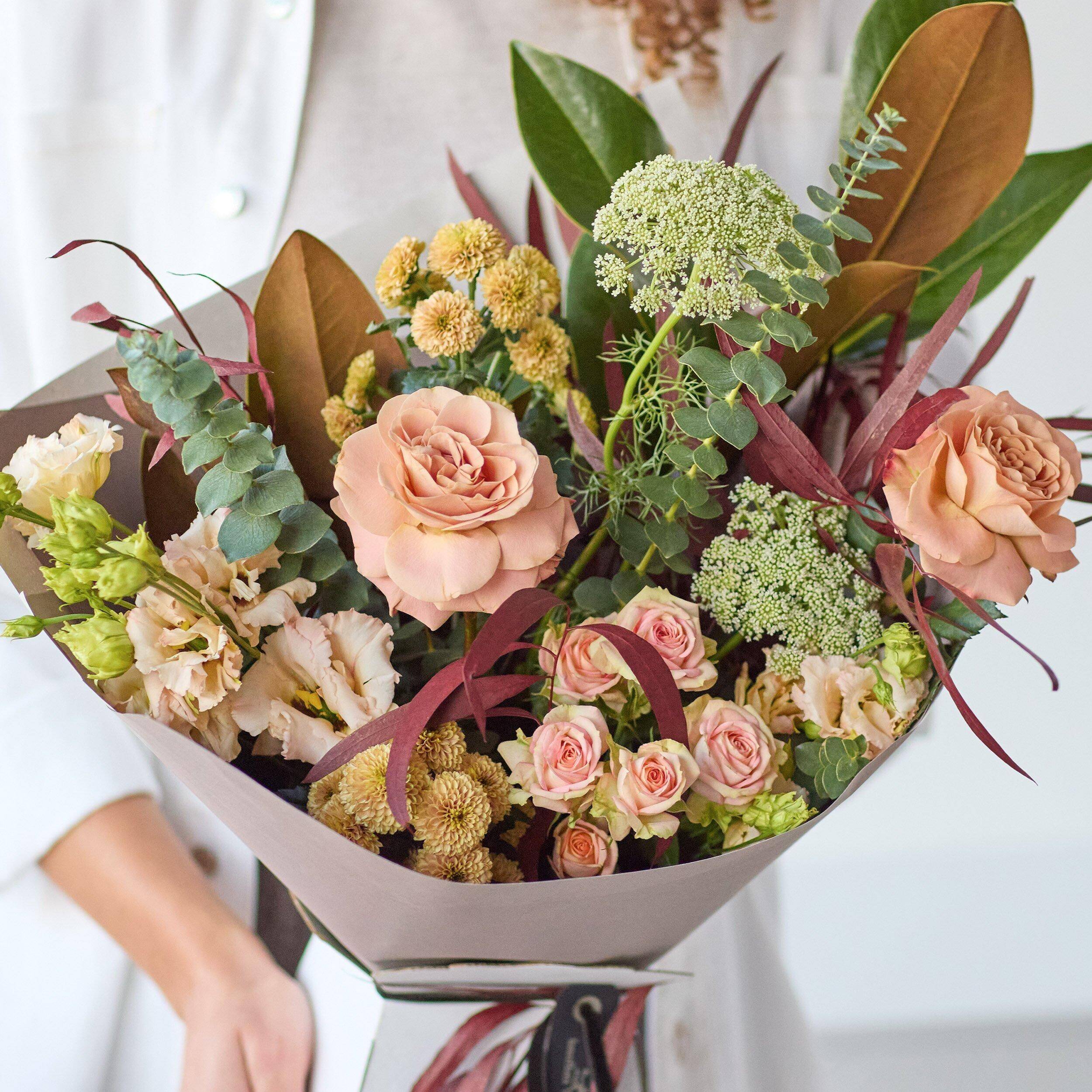 blumenstrauß, rosen, pfingstrose?, strauß?, grünpflanzen, blumen, blumenstrauß, rosen, pfingstrosen, grünzeug, blumen bouquet, Pfirsichrosen, rosa rosa, grün, blumenstrauß