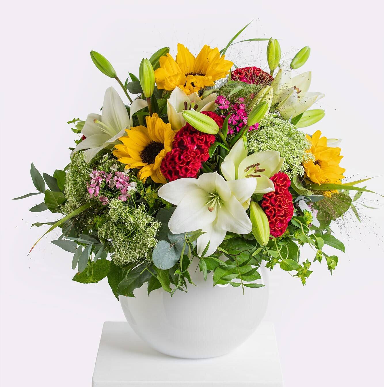 blumenstrauß, sonnenblumen, weißelilien, rote carnation, grünes blumendekor, Blumenstrauß, Sonnenblume, Lilie, Nelke, weiße Vase, blumenstrauß, gemischte blumen, sonnenblume, lilie, weiße vase, Blumenstrauß, Sonnenblumen, Lilien, rote Nelken, Grünzeug