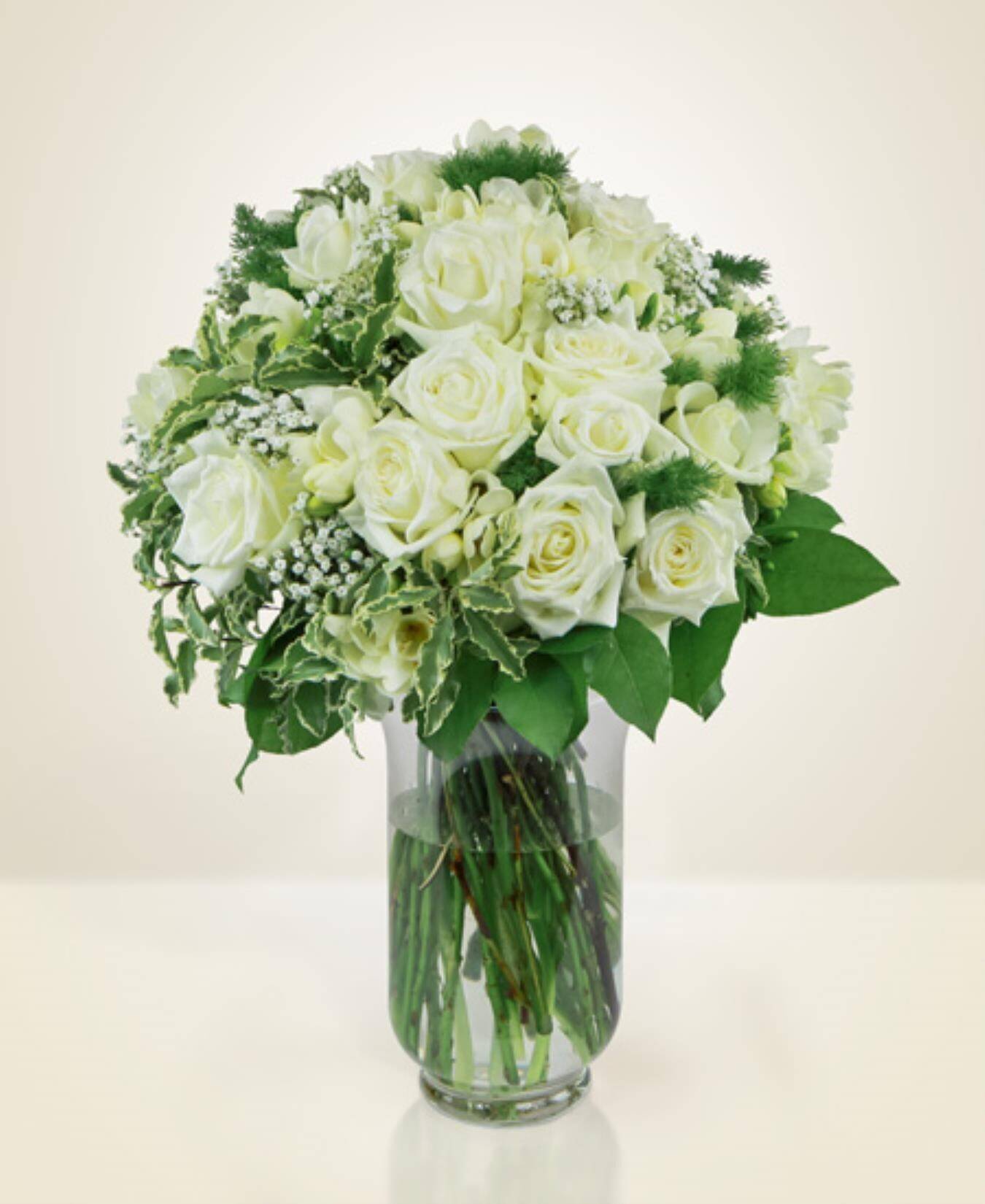 weiße Rosen, Blumenstrauß, Blumenarrangement, Glasvasen, Grünes Blattwerk, weiße rosen, blumenstrauß, glasvase, grünes laubwerk, blumengesteck, weiße Rosen, Blumenstrauß, Blütenanordnung, Grünes Laub, Vase