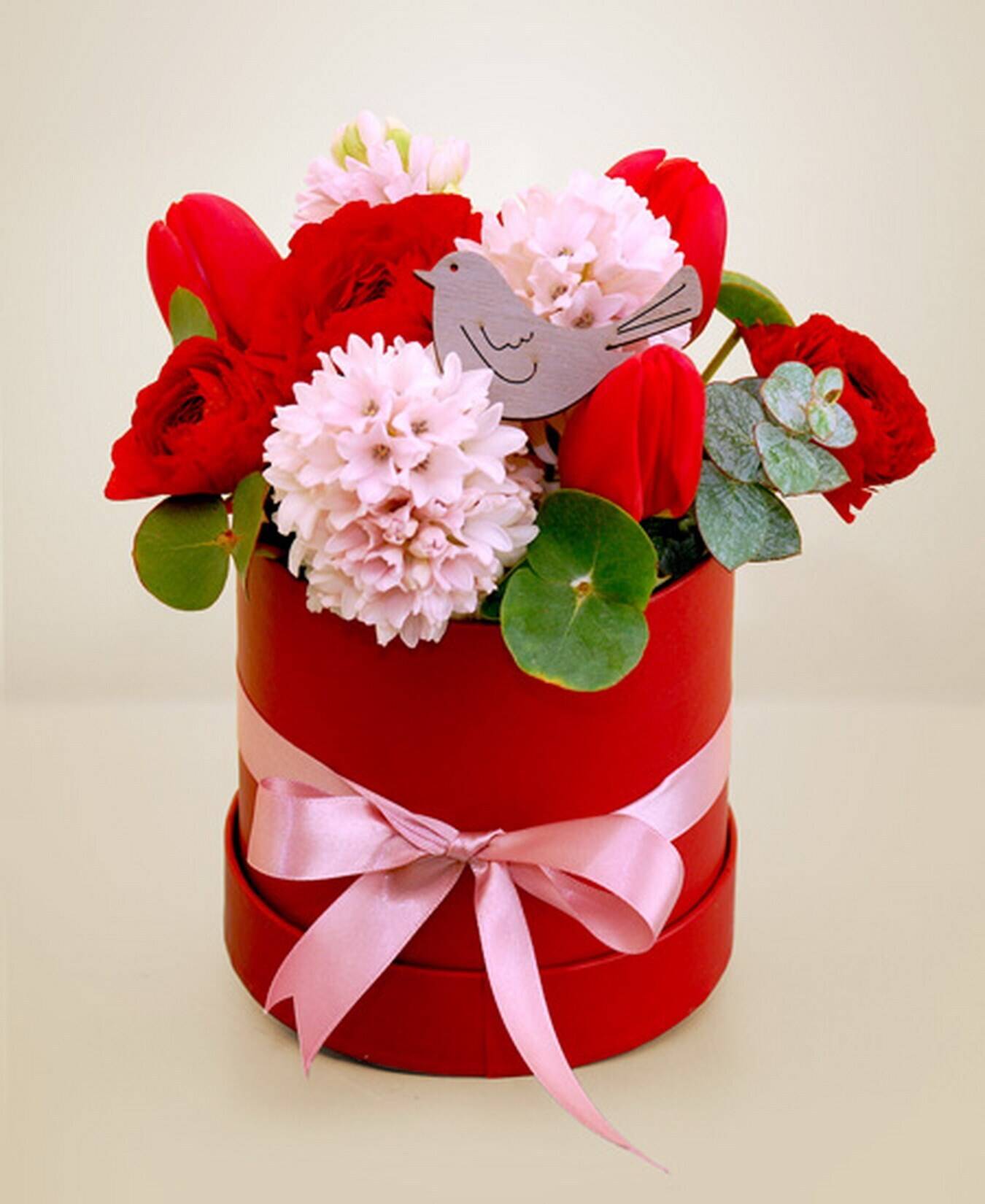 Blumenarrangement, rote Box, pinkes Band, gemischte Blumen, Grünzeug, blumenstrauß, roter box, pinkes band, bunte blumen, grünes blattwerk
