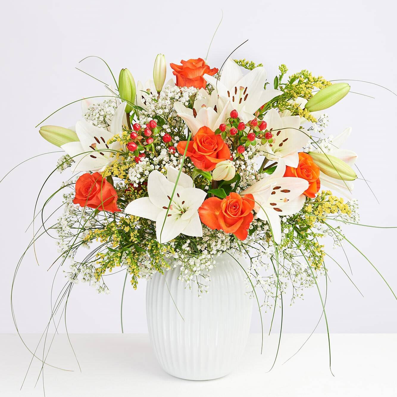Blume, Blumen-Arrangement, Pflanze, Blumenstrauß, Florales Design, Blume, Blumen-Arrangement, Pflanze, Blumenstrauß, Florales Design, Blume, Blumen-Arrangement, Pflanze, Blumenstrauß, Florales Design, Blumen, Blumenstrauß, weiße Vase, orange Rosen, Lilien